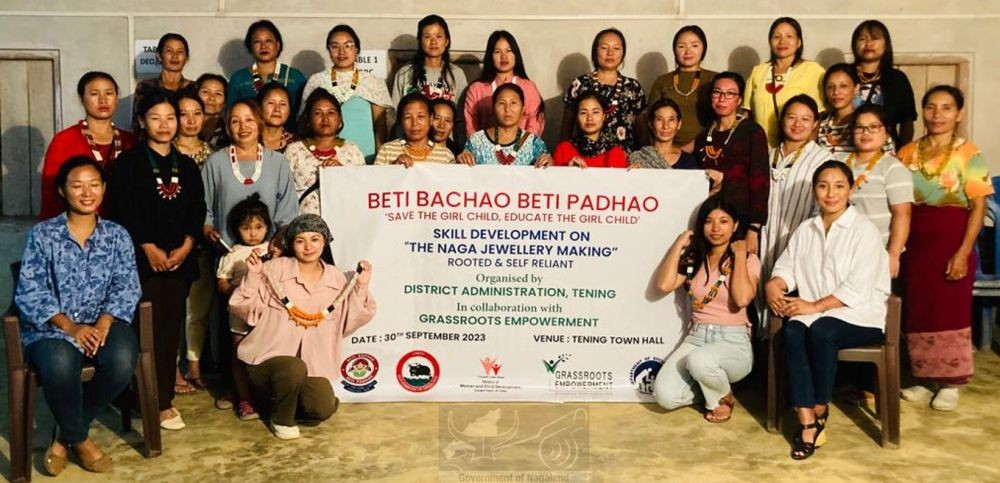 District Administration of Tening and Grassroots Empowerment, Nagaland conducted workshop on Naga jewellery making on September 30. (DIPR Photo)